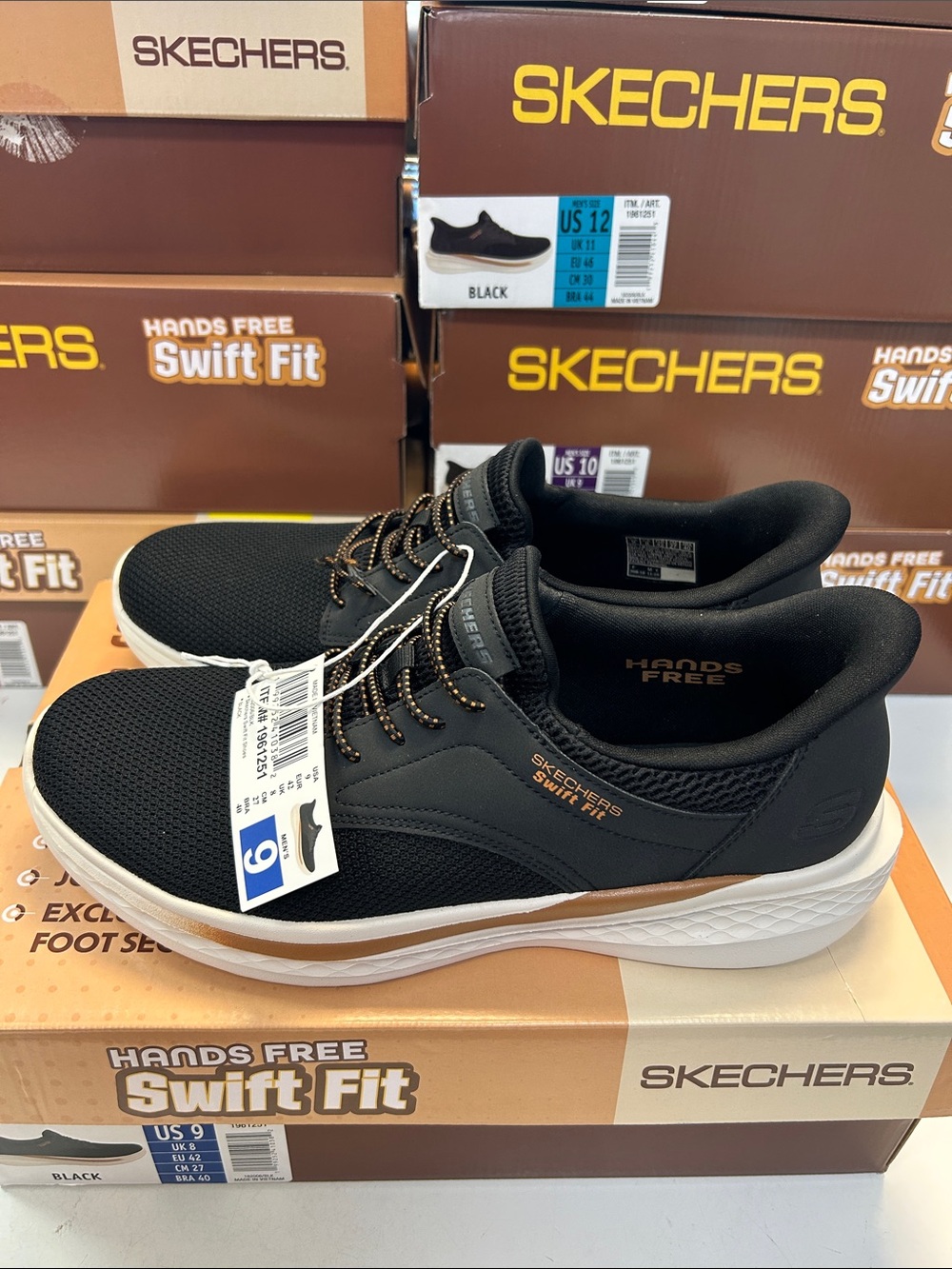 Skechers Men’s Size 9 Black and White Swift Fit Hands Free Sneaker 0487